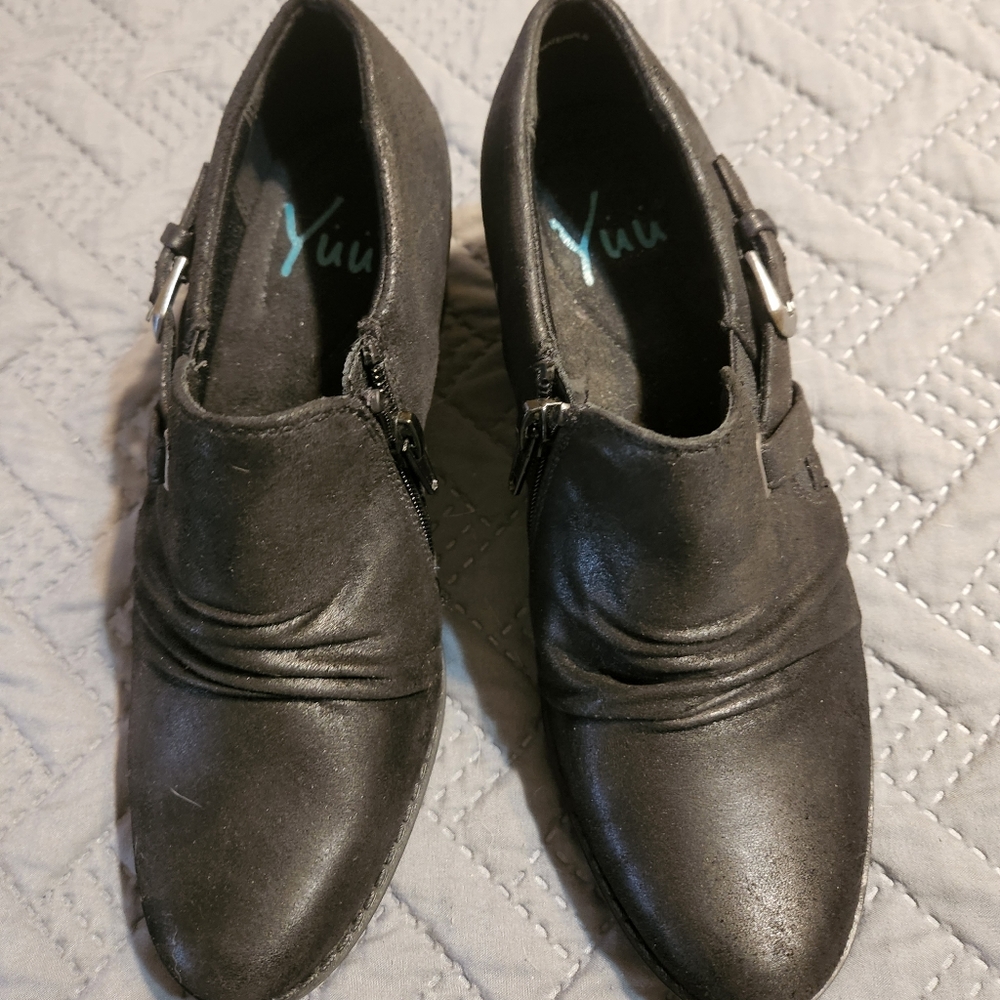 Yuu Razzy Black Booties Size 5.5